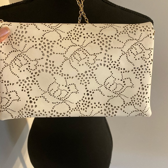 White Crossbody Bag with Gold Strap by Urban Expression Excellent Condition. - Picture 3 of 5